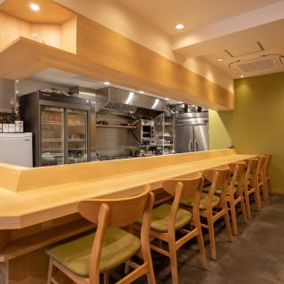 The best part about sitting at the counter is that you can enjoy the food and sake while watching the craftsmanship unfold in front of you.It is also recommended for use by one person or a couple.