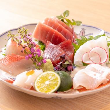 【生魚片拼盤】每天從豐洲採購的鮮魚。我們精心挑選並提供當時最美味的食材。