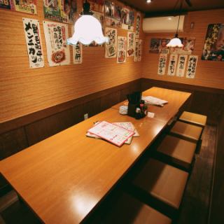 懐かしい昭和の映画ポスターの貼られたお部屋は家に居るようなほっとできる完全個室！プライベートな空間をお楽しみいただけます。