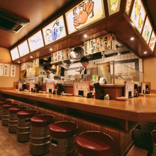 You can enjoy your meal in Showa retro and calm atmosphere based on wood grain.Please use it for a meal with a close friend from a light cup on the way home from work.
