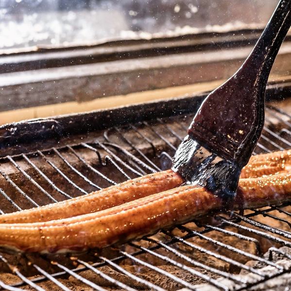 "Kabayaki" is a secret sauce, and "Shiroyaki" is wasabi.I want you to taste it once [Charcoal-grilled eel]