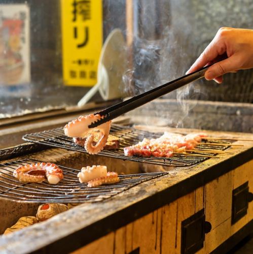 店主が一つ一つ丁寧に炭火で焼き上げる料理の数々が自慢