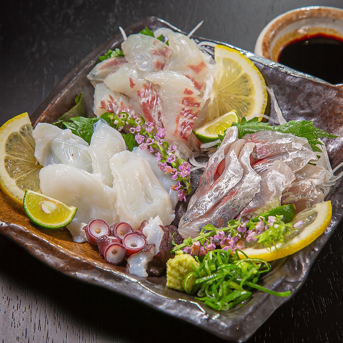 直接从生产区域来！请享用使用新鲜新鲜鱼类烹制的精美菜肴。