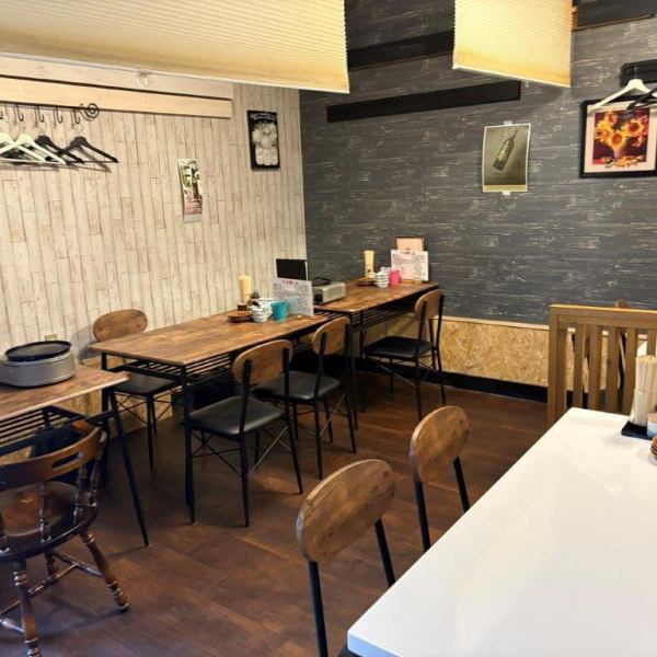 ワイワイ楽しくお食事ができる！テーブル席を6卓、計26席ご用意しております。お仕事帰りや、ご友人の方と一杯いかがでしょうか。アットホームな空間で心ゆくまでお楽しみください。詳しくはお店までお問い合わせください。