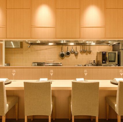 稲葉の技を目の当たりにしながら、お食事をお楽しみいただけます