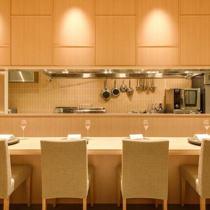 カウンター席では、料理人の技を間近で楽しめる特別な空間。シェフとの会話を交えながら、旬の食材を使った料理をじっくり堪能できます。麻布台の地にて、稲葉の織りなす『融通無碍』の世界観をお楽しみください!