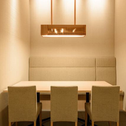 友人や家族とリラックスして食事を楽しむのに最適なテーブル席。ベージュを基調としたインテリアに、柔らかな色合いの照明が温かく落ち着いた空間を演出。和の洗練された趣を感じさせる店内で素敵なひと時をお過ごしください。