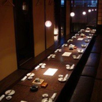 日式掘炉席最多可容纳26人的宴会，无限畅饮套餐4,000日元起。