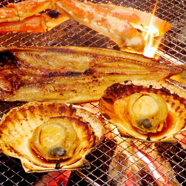 【令人印象深刻的炉端烧】就在眼前享用吧!引以为豪的炭烤品种♪烤海螺、扇贝、青花鱼等...
