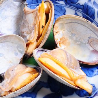 Charcoal-grilled live clams