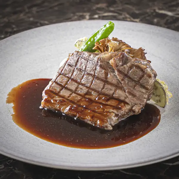 贅沢な味わい【国産牛ロース肉のグリル マルサラワインソース】フレンチの逸品