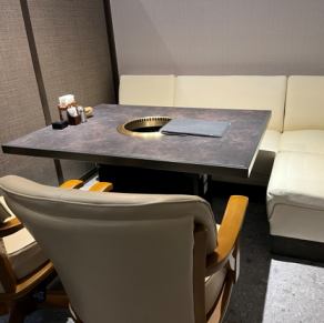 A private room table where you can spend time with different types of sofas ◎