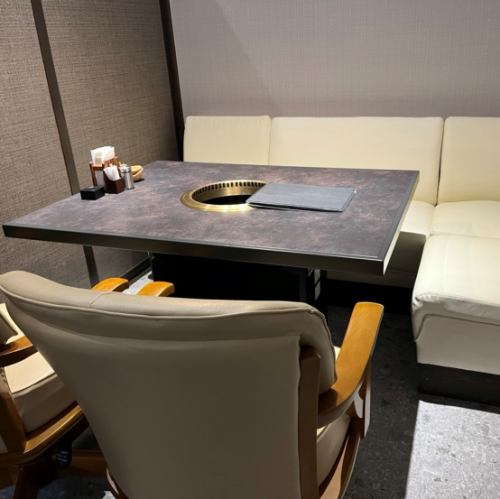 A private room table where you can spend time with different types of sofas ◎