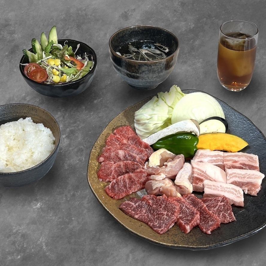 午餐可享用精緻的肉類◎提供各種蓋飯、漢堡包等♪