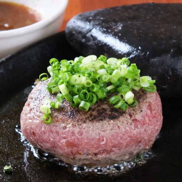 《Ishiyaki 100% domestic beef hamburger steak》 ★ I can't wait for the gravy that overflows slowly
