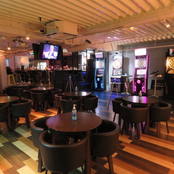 広くひらけた店内ではソーシャルディスタンスを保ったまま会話や食事、ダーツなどを御楽しみ頂くことが可能となっております♪ダーツは全部で6台！一般的なソフトダーツボードだけではなく、麻を使用したハードダーツボードも用意しております。博多で世界基準の使い心地を体験しましょう♪