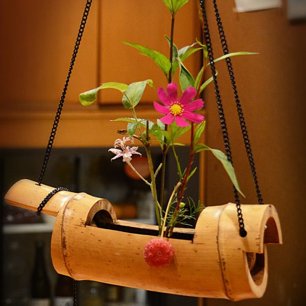 季節ごとに変わる草木花が店内を彩り、視覚でも楽しませてくれる美しい空間が広がります。料理だけでなく空間全体で季節を感じることができ、訪れるたびに新しい発見がある特別な場所です。心地よい音楽と共に流れるゆったりとした時間が、心に残る素晴らしい体験を演出し何度でも訪れたくなる魅力的な空間となっています。
