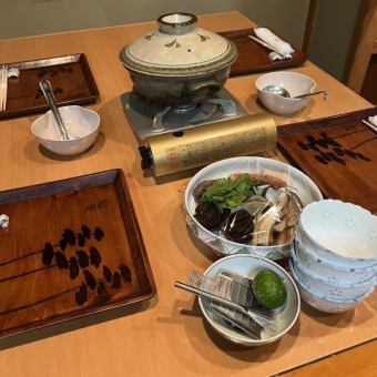【スッポンなべ】淡白ながらも奥深い味わいが愉しめるスッポン鍋を含む全4～5品 10000円(税込)