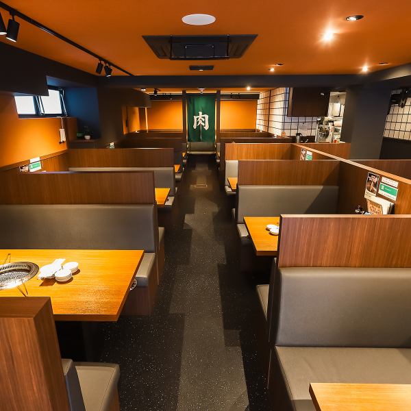 全82席をご用意した店内は、どなたでもリラックスできるアットホームで温かい雰囲気が魅力です♪肉問屋直営店だからこそ、肉のプロが厳選したこだわりの上質な和牛やホルモン、さらに肉問屋ならではの希少部位を、リーズナブルな価格でご提供できるのが最大の強み◎品質と価格の両方に自信を持っております。