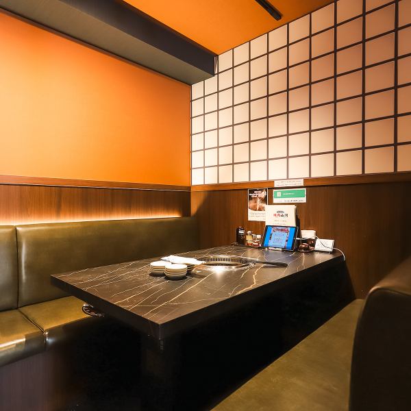 店内にはゆったりとお寛ぎいただけるテーブル席を完備しております。会社宴会や歓送迎会などの大人数でのお集まりはもちろん、ご家族やご友人との食事、会食や接待にも最適◎幅広いシーンでご利用いただける使い勝手の良さが自慢です。心地よい空間で、美味しい焼肉を囲みながら、素敵な時間をお過ごしください。