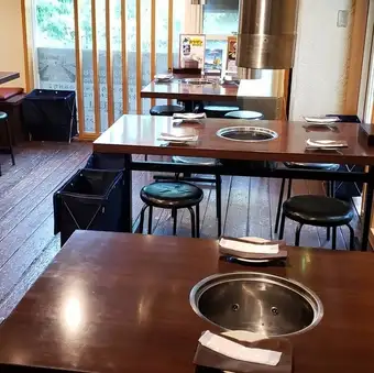 这里非常适合用餐、商务会议、闺蜜聚会等等！我们还更换了椅子！
