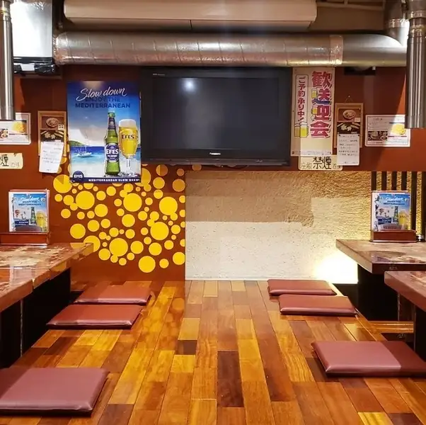 ジンギスカンを食べながらサッカーを見てもりあがろう!おすすめの座敷は掘りごたつ!小さいお子様もゆっくりとくつろげる店内は家族連れにも人気!貸切の宴会はお問い合わせ下さい♪お座敷の座布団も新しく致しました!
