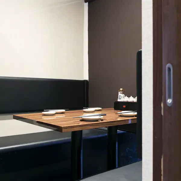 【個室2名~25名迄】和を基調としたモダンな店内。デートや女子会、宴会はもちろんお子様連れのご家族にも。周りを気にせず、ゆっくり時間を過ごしていただけます。