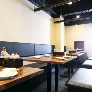 With its wood-based interior and warm lighting, the restaurant offers a space where you can forget the hustle and bustle of the city and enjoy a relaxing meal, even though you're in Kobe.Please use our venue for private occasions such as entertaining important clients, birthday parties, girls' nights out, family introductions, and farewell/welcome parties.