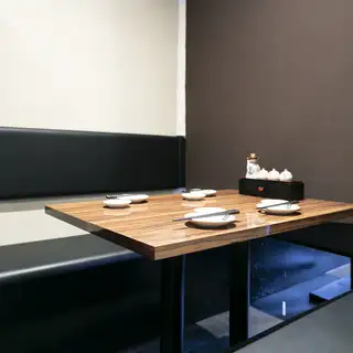 When it comes to sushi, counter seats are a must! You can enjoy your meal while watching fresh ingredients being prepared.And speaking of counter seats, you can't forget the opportunity to chat with the head chef.Please enjoy our restaurant's proud selection of authentic sushi while you chat.