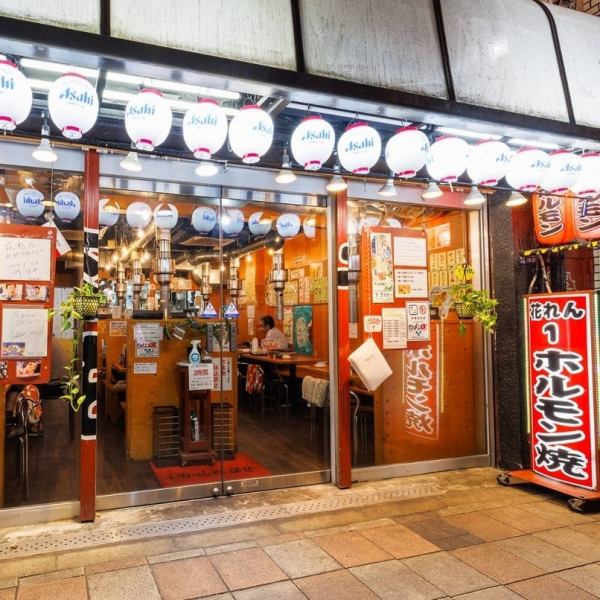 【季節の宴会や家族連れに◎】当店には、仕切りのないテーブル席もご用意しております。広々とした空間なので、ご家族や季節の宴会、友人との集まりなど、さまざまなシーンにご利用いただけます。おしゃれな雰囲気で、焼肉を楽しみながら、心温まるひとときをお過ごしください。