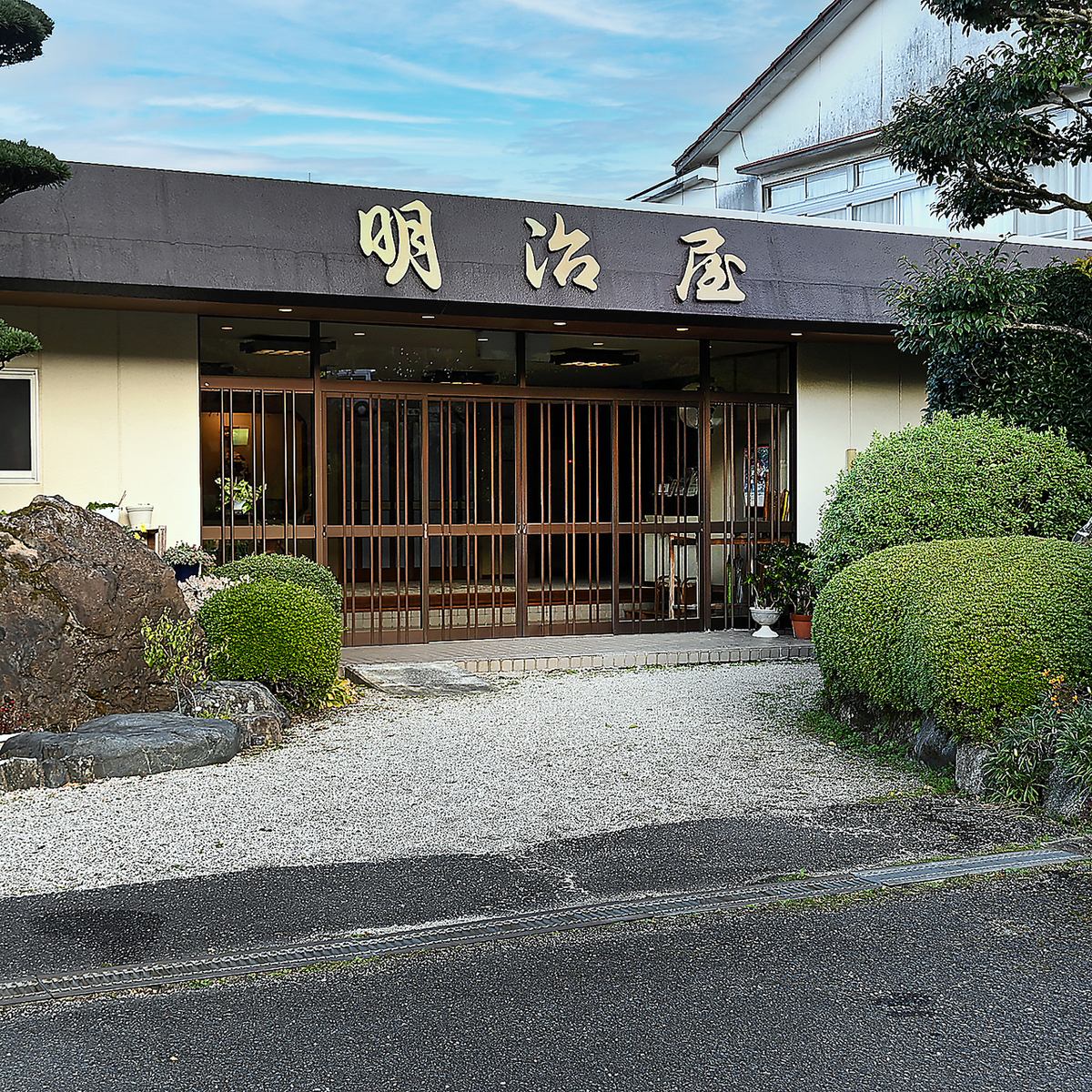 Please enjoy the seasonal kaiseki dishes made with sincerity.