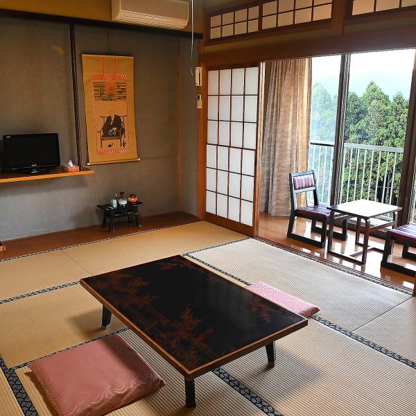 You can see the sea from the outside when you go out the front door.Please spend a blissful time with delicious meals in nature.*The photo is of the guest room.