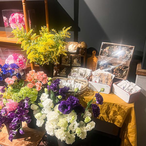 お昼の時間帯は、駅前にあった「flower design LIly（フラワーデザインリリー）」さんがお花を販売♪センスが抜群なため、予算とイメージを伝えてオーダーすれば、想像以上に素敵な花束を仕上げてくれると評判です◎※3月頃から営業開始予定です