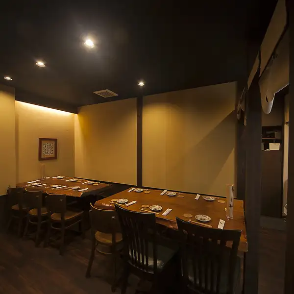 当店は2階建ての建物となっており、1階と2階を合わせて合計47席をご用意しております。2階席は貸切でのご利用が可能となっており、20名様から25名様までのご宴会に対応することができます。落ち着いた空間の中で、周囲を気にすることなく大人数で賑やかな楽しい時間をお過ごしいただけます◎