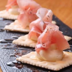 Ham and cream cheese crackers