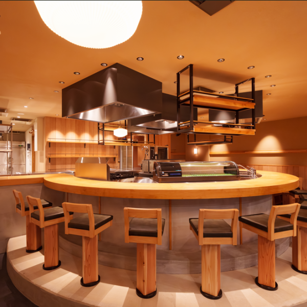 円形のカウンター席では、目の前で焼き上がる串焼きをライブでお楽しみいただけます!炭火の香ばしい香りや、焼き職人の手さばきを間近で観察しながら、アツアツの焼き鳥を味わえます。一人飲みや友人との語らいにも最適な空間です。