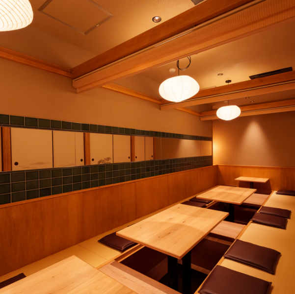 【完全個室で贅沢な時間】落ち着いた雰囲気の店内には、最大4名様まで利用できる完全個室が4卓完備されています。ご家族や同僚と共に、周囲の喧騒を忘れてリラックスした時間を過ごせます。仕事終わりのひとときにぴったりなスポットで、美味しい料理と共に特別な時間をお楽しみください。