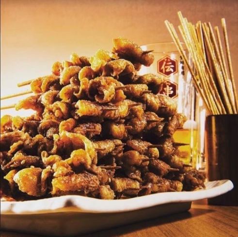 看板メニュー☆一度食べたらクセになるパリモチ鶏皮の伝串！