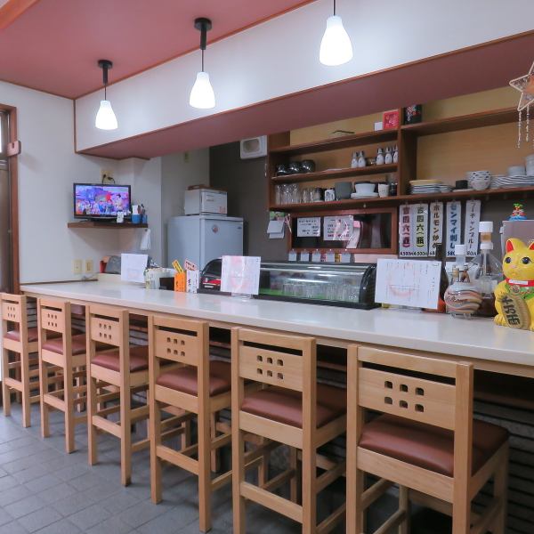 優しく温かい雰囲気が自慢の当店は、カウンター席が特等席です。店主やスタッフとの会話はもちろん、お客さん同士も自然と仲良くなりやすいアットホームな空気感があるため、居酒屋での「一人飲みデビュー」にもぴったり。誰もがすぐに馴染める居心地の良さで、お仕事帰りの一杯もゆったりお過ごしいただけます。