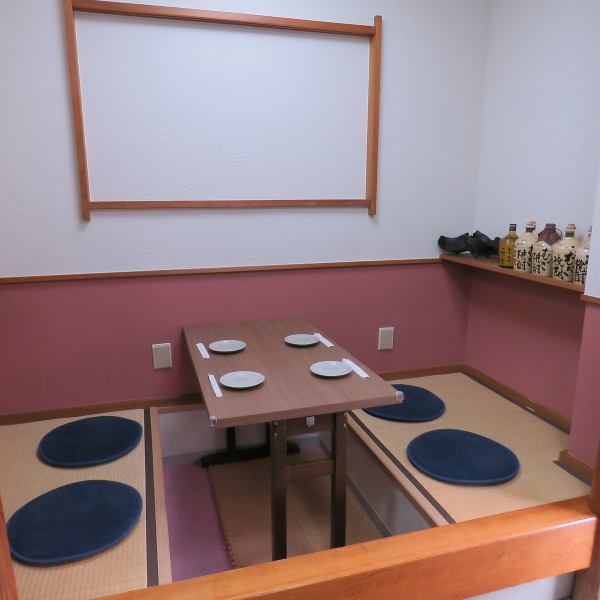 ゆったりと足を伸ばして寛げる掘りごたつ席をご用意しております。他のお席よりも少し広めのスペースを確保しているため、体勢も崩しやすく、小さなお子様や赤ちゃん連れの方も安心です。ご家族での団らんを大切にできるようなお店作りをしております。ファミリーにイチオシの温かな空間でお待ちしております。