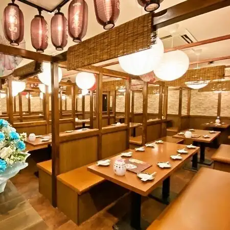 【宴会貸切も可能】天井が高く、開放感のある店内。ゆったりと会話に華を咲かせる個室席もご用意。飲み放題メニューも豊富に取り揃えておいりますので各種宴会にピッタリです！和の落ち着いた雰囲気で気持ちも落ちつきながら楽しいご宴会をご提供いたします。
