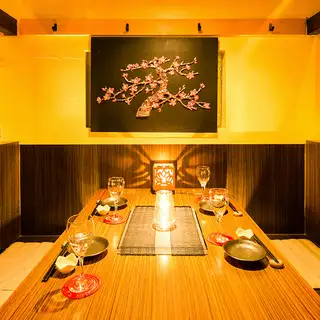 都会の喧騒を忘れさせてくれるような落ち着きのあるデザインで隠れ家空間を演出しております♪美味しいお酒に会話もはずみます!ゆったりとした時間をお過ごしください♪