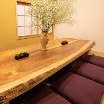 除了吧台座位外，还有榻榻米座位和桌子座位。桌椅采用木质的温馨设计，让您感受到大自然的温暖。请在充满日本风情的店内放松身心。