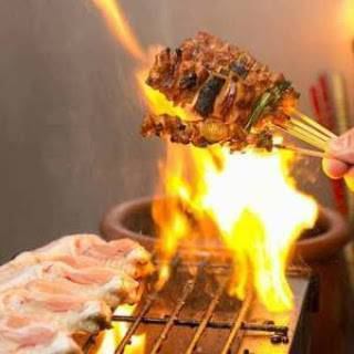 Charcoal-grilled chicken that sticks to skewers using special dishes of morning chicken and Tajima chicken