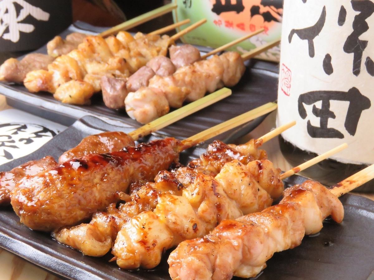 Grilled skewers are reasonably priced at 160 yen to 220 yen per skewer.