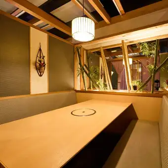 ご家族の団らんから、友人同士の会食、さらに大人数での宴会まで、幅広く対応させていただける個室から広間までご用意しています。