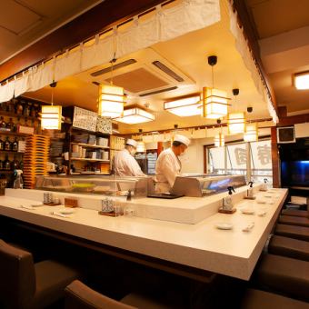 The craftsmen will carefully hold the sushi in front of you.The nice thing about Yanagi Sushi is that you can easily ask at the counter seats ☆