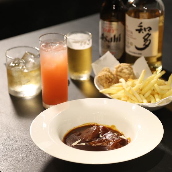 ワインや焼酎にシャンパンなど、豊富なお酒をリーズナブル♪ドリンクは1杯からご注文いただけるほか、「チーズの盛り合わせ」などの軽食もご用意しております。さらに無料のカラオケに、シミュレーションゴルフも完備。全21席の店内は、気軽にお使いいただける空間です。デートや二次会、パーティーにもご利用ください◎