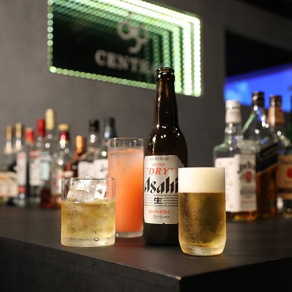 ウィスキー、焼酎、ワインなど豊富なドリンクをリーズナブルにご提供する当店は、1杯からでも気軽にご利用いただけます◎18時から翌朝5時まで営業しているため、二軒目利用やサク飲みなどの幅広いシーンに最適。さらに軽食メニューもあるため、深夜でもお酒と食事をお楽しみいただけます！