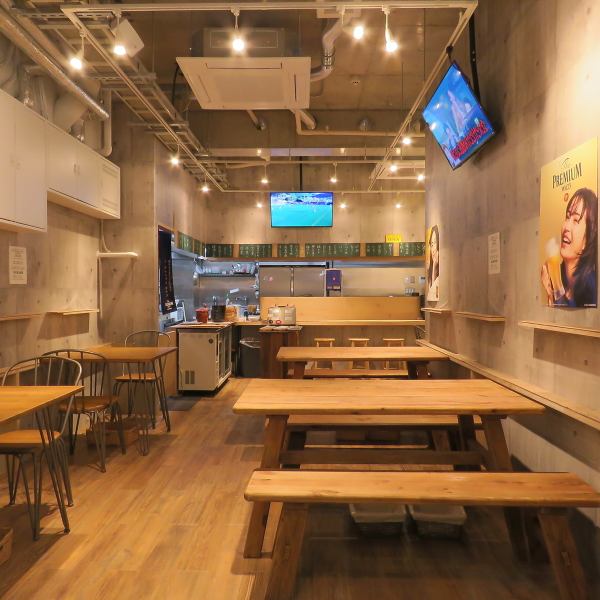 The interior of the store is made of exposed concrete and solid wood, creating a stylish and clean atmosphere.Perfect for girls' night out, group parties, or returning from a date in Yokohama ◎